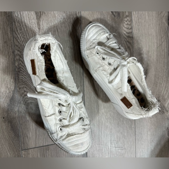 BLOWFISH Malibu Woman’s White Canvas Distressed Sneakers 6.5 - Picture 2 of 8